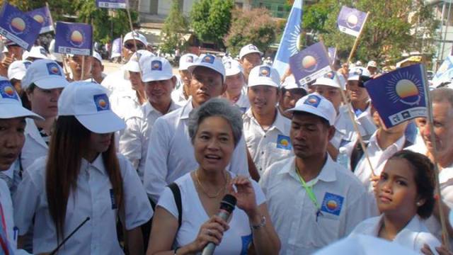 Auch in der Abwesenheit von Sam Rainsy kämpft die CNRP auf Hochtouren um Wählerstimmen. Das Bild zeigt seine Ehefrau und Parlamentsabgeordnete Saumura Tioulong, umringt von zahlreichen Anhängern. Foto: CNRP