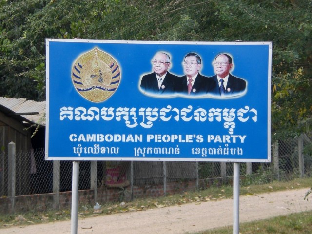 Das Triumvirat der KVP, wenn auch mehr Nostalgie als politische Realität: Partei- und Senatspräsident Chea Sim (l.), Parteivizepräsident und Premierminister Hun Sen (m.) sowie Parteiehrenpräsident und Parlamentspräsident Heng Samrin. (Foto: Karbaum)