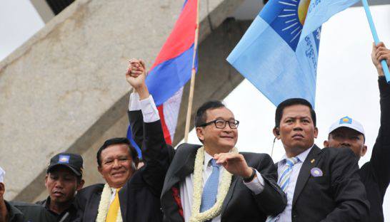 Es war eine Machtdemonstration der Anti-Hun Sen-Kräfte, wie sie Kambodscha zuvor noch nie erlebt hat: Zehntausende – manche Beobachter sprechen gar von 100.000 – Anhänger der Cambodia National Rescue Party (CNRP) haben am Freitag ihren charismatischen Parteichef Sam Rainsy nach mehr als dreieinhalb Jahren begeistert in Phnom Penh empfangen. Der wird in den letzten Tagen bis zur Wahl am kommenden Sonntag noch 15 Provinzen besuchen und dadurch dem Wahlkampf noch einmal neuen Schwung verleihen. Aber noch verwehrt ihm die Regierung (genauer die Nationale Wahlkommission) das passive Wahlrecht, was nicht nur für den Oppositionsführer ein wichtiger Faktor bei der Bewertung der Fairness der Wahlen bleibt. Andere Beobachter unken, dass durch die Rückkehr des Parteichefs die CNRP destabilisiert werden könnte, da der Flügel um Kem Sokha (im Bild links neben Sam Rainsy) nun um seinen Einfluss bange. Unterdessen gehen viele Kommentatoren und Analysten davon aus, dass Hun Sen zwar die Wahlen gewinnen und weiter regieren wird, wohl aber einige Verluste wird hinnehmen müssen. Damit käme ein Politikstil an seine Grenzen, der sich so deutlich abhebt von dem, was die Opposition seit drei Wochen versprüht: Authentische Begeisterung, jugendliche Aufbruchstimmung und Freiheitsstreben. (Foto: CNRP)