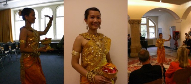 Beim alle zwei Jahre stattfindenden Mekong-Ländertages in Berlin präsentieren hauptsächlich Berliner Vereine die Anrainerstaaten in Südostasien. Zu Beginn der Veranstaltung heute begrüßte Sopheara Kem, die seit Jahren in Deutschland und der Schweiz klassische kambodschanische Tänze aufführt, mit dem Tanz Robam Choun Por das Publikum, in dem auch der Botschafter Widhya Chem saß. Trotz der jüngsten Entwicklungen verzichteten die Veranstalter allerdings darauf, einen Vortrag über die politische Lage in Kambodscha mit in das Programm zu nehmen. Im Gegensatz zu vielen anderen Ländern mit kambodschanischen Exilanten gelten nicht wenige Khmer in Deutschland weiterhin als Unterstützer der Regierungspartei, weswegen selbst der dauerreisende Sam Rainsy in seinen Exiljahren öfter die Schweiz und Österreich als die Bundesrepublik besuchte. Aber vielleicht sprechen sich die Veränderungen in Kambodscha demnächst trotzdem auch in Deutschland herum. (Foto: Karbaum)