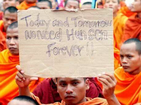 Zum Auftakt einer dreitägigen Protestaktion der oppositionellen Partei zur Rettung der Kambodschanischen Nation (PRKN) gegen das Ergebnis der Parlamentswahlen und die anschließende Regierungsbildung haben sich mehr als 20.000 Menschen auf dem Platz der Demokratie am Wat Phnom versammelt. Gegen Nachmittag marschierte etwa die Hälfte der Demonstranten zum lokalen Büro des Hohen Kommissars der Vereinten Nationen für Menschenrechte (UNHCHR), um den UN-Mitarbeitern eine Petition mit der Bitte zu überreichen, bei der Regierung eine unabhängige Überprüfung der Parlamentswahlen einzufordern. Anders als bei den letzten Demonstrationen im September, bei denen ein Unbeteiligter erschossen worden war, halten sich die Sicherheitskräfte diesmal zurück, obwohl die Auflagen des Innenministeriums und der Stadtverwaltung bisher nicht eingehalten worden waren. Auch wenn ein Erfolg der  Proteste alles andere als sicher ist, setzen die Demonstranten zumindest ein mutiges Zeichen – und verändern dadurch Kambodscha: Das Bild eines jungen Mönches, der genug hat von Kambodschas langjährigem Regierungschef, wäre vor einigen Monaten jedenfalls noch undenkbar gewesen. (Foto: Vichard Theary)