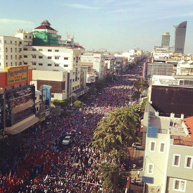 Etwas mehr als 30.000 oder doch eine halbe Millionen? Die Schätzungen, wie viele Menschen sich am Protest der Opposition am vierten Advent beteiligt haben, geht weit auseinander. Eindrucksvoll war es trotzdem. (Foto gefunden auf KI-Media)