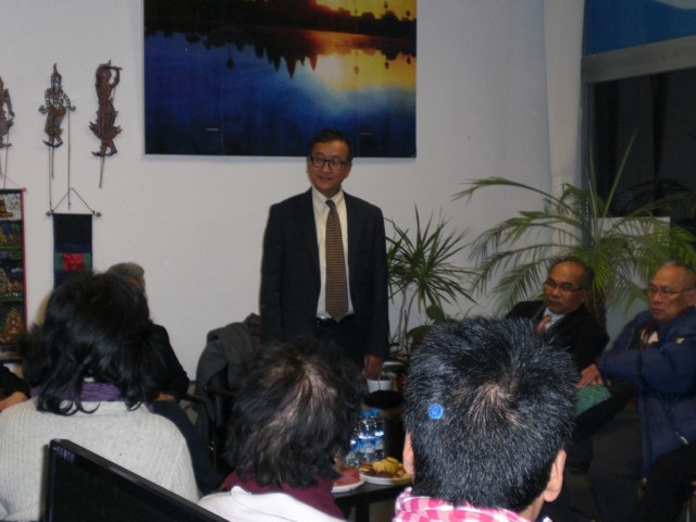 Sam Rainsy sprach am Freitag auch zu seinen Landsleuten. Innerhalb kürzester fanden sich mehr als 30 Deutsch-Kambodschaner ein, um sich über die aktuelle Lage und die Einschätzungen der Opposition zu informieren. (Foto: Karbaum)