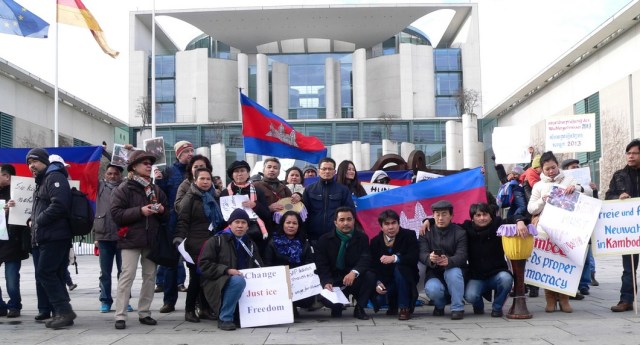 Einige dutzend Kambodschaner haben am Freitag an prominenter Stelle vor dem Bundeskanzleramt demonstriert. Dabei forderten sie unter anderem ein sofortiges Ende der Gewalt gegen friedliche Versammlungsteilnehmer sowie einen Stopp von Menschenrechtsverletzungen und die Aufhebung des Versammlungsverbotes. Außerdem setzten sich die Demonstranten, die aus dem gesamten Bundesgebiet angereist waren, für Neuwahlen und die Aufklärung der Ereignisse von Anfang Januar ein, als die kambodschanischen Sicherheitskräfte mindestens vier streikende Textilarbeiter töteten und das Protestcamp der Opposition auf dem „Freedom Park“ gewaltsam auflösten. Dabei erinnerten die Demonstranten an die nach wie vor andauernde Untersuchungshaft von 23 Streikteilnehmern, deren sofortige Freilassung sie forderten. (Foto: Lina Thach)
