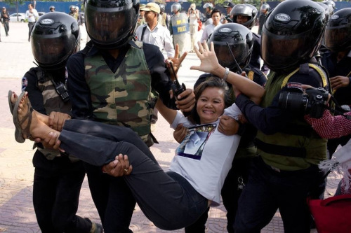 Vermummte Sicherheitskräfte entfernen die Oppositionspolitikerin Mu Sochua aus dem Freedom Park. Gegen andere Demonstranten wurde am vorvergangenen Sonntag Gewalt angewendet.  (Quelle: Mu Sochua)