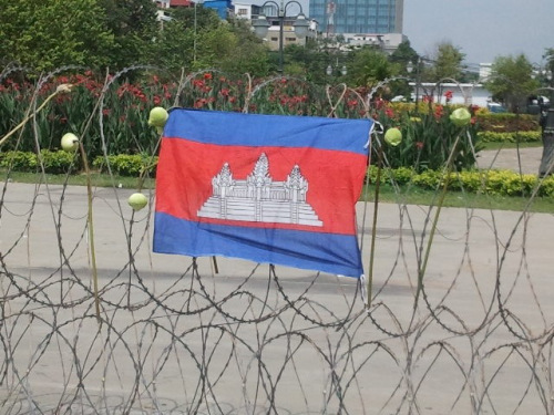 So sieht politische Freiheit in Kambodscha aus: Der "Freedom Park", unzugänglich hinter S-Draht. Und die Frau, die dieses Bild im Juni geschossen hat, sitzt derzeit im Gefängnis. (Foto: Mu Sochua)