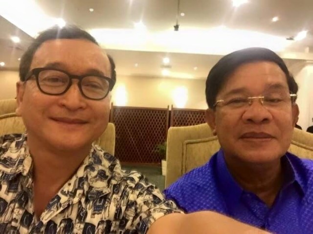 Ein Selfie ist eigentlich auch in Kambodscha nichts Besonderes mehr, aber dies wird vielleicht eines Tages in die Geschichtsbücher eingehen: Sam Rainsy und Hun Sen unterstreichen mit diesem Schnappschuss eindrucksvoll, dass sie es ernst meinen mit ihrem „Culture of Dialogue“ – zumindest auf der zwischenmenschlichen Ebene. Am Samstag, als dieses Foto entstand, trafen sich beide zu einem gemeinsamen Abendessen im Hotel Cambodiana, im Schlepptau nicht nur ihre Gattinnen, sondern alle zurzeit greifbaren Sprösslinge. Ein Familientreffen der besonderen Art also – wo das noch hinführt? Jedenfalls nicht zum Ende der politischen Gegensätze: Die heutige Verabschiedung des hochkontroversen „NGO-Gesetzes“ boykottierten sämtliche Abgeordnete der Opposition. Aber darüber soll am Samstag nicht gesprochen worden sein, jedenfalls „nicht vor den Kindern“, wie ein Sprecher der regierenden Kambodschanischen Volkspartei erklärte. (Foto: Sam Rainsy)