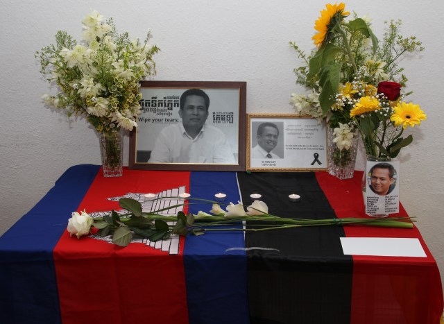 Die Ermordung des populären Regimekritikers Kem Ley bestürzt nicht nur die Menschen in Kambodscha. Am Sonntag kamen die Trauernden in Berlin zu einer ergreifenden Gedenkveranstaltung zusammen, um dem Opfer die letzte Ehre zu erweisen. Die Bestürzung über das Attentat war auch sieben Tage danach ungebrochen. Stärker ist allein die Hoffnung, dass möglichst viele Menschen Kem Ley als Vorbild im Alltag begreifen und dass andere sein politisches Wirken fortsetzen werden. (Foto: Lina Tach)